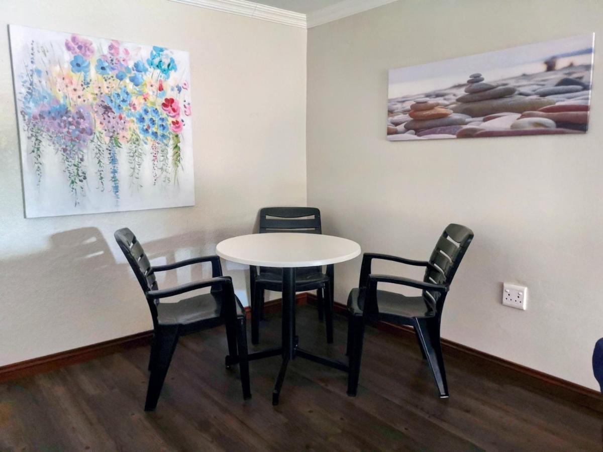 Rest-A-While Guest House - Pretoria-Noord Esterno foto