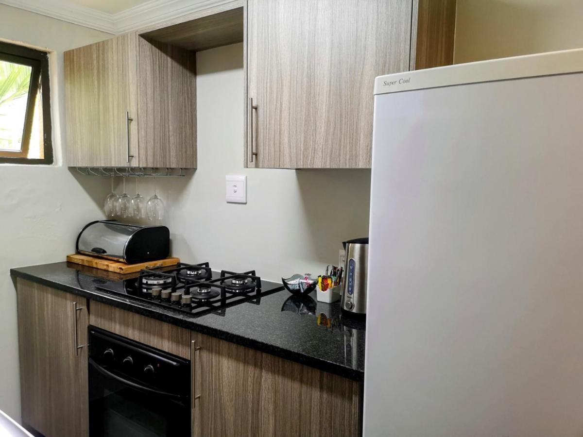 Rest-A-While Guest House - Pretoria-Noord Esterno foto