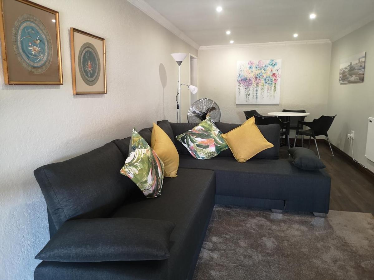 Rest-A-While Guest House - Pretoria-Noord Esterno foto