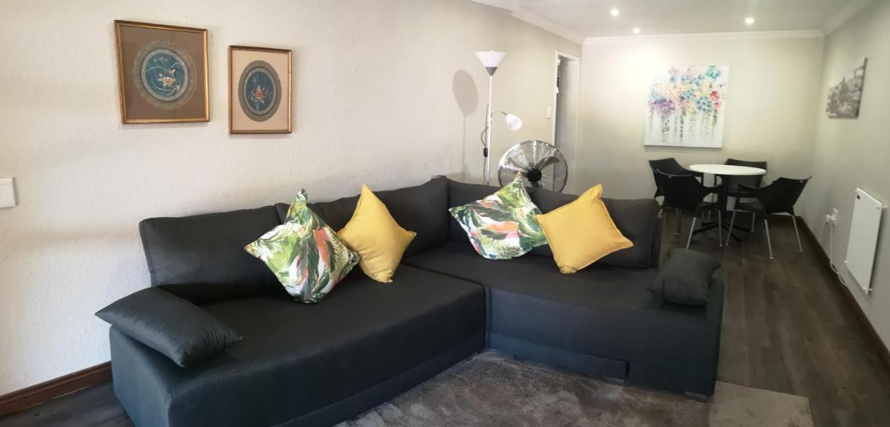 Rest-A-While Guest House - Pretoria-Noord Esterno foto