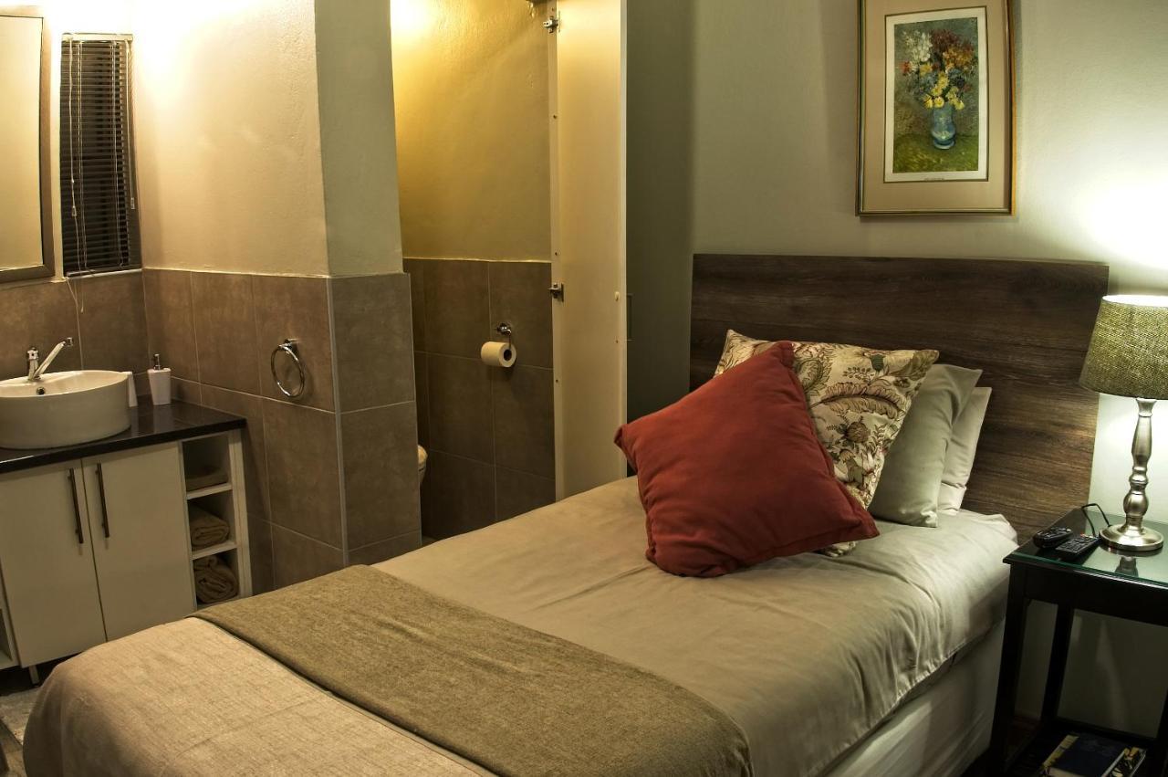 Rest-A-While Guest House - Pretoria-Noord Esterno foto