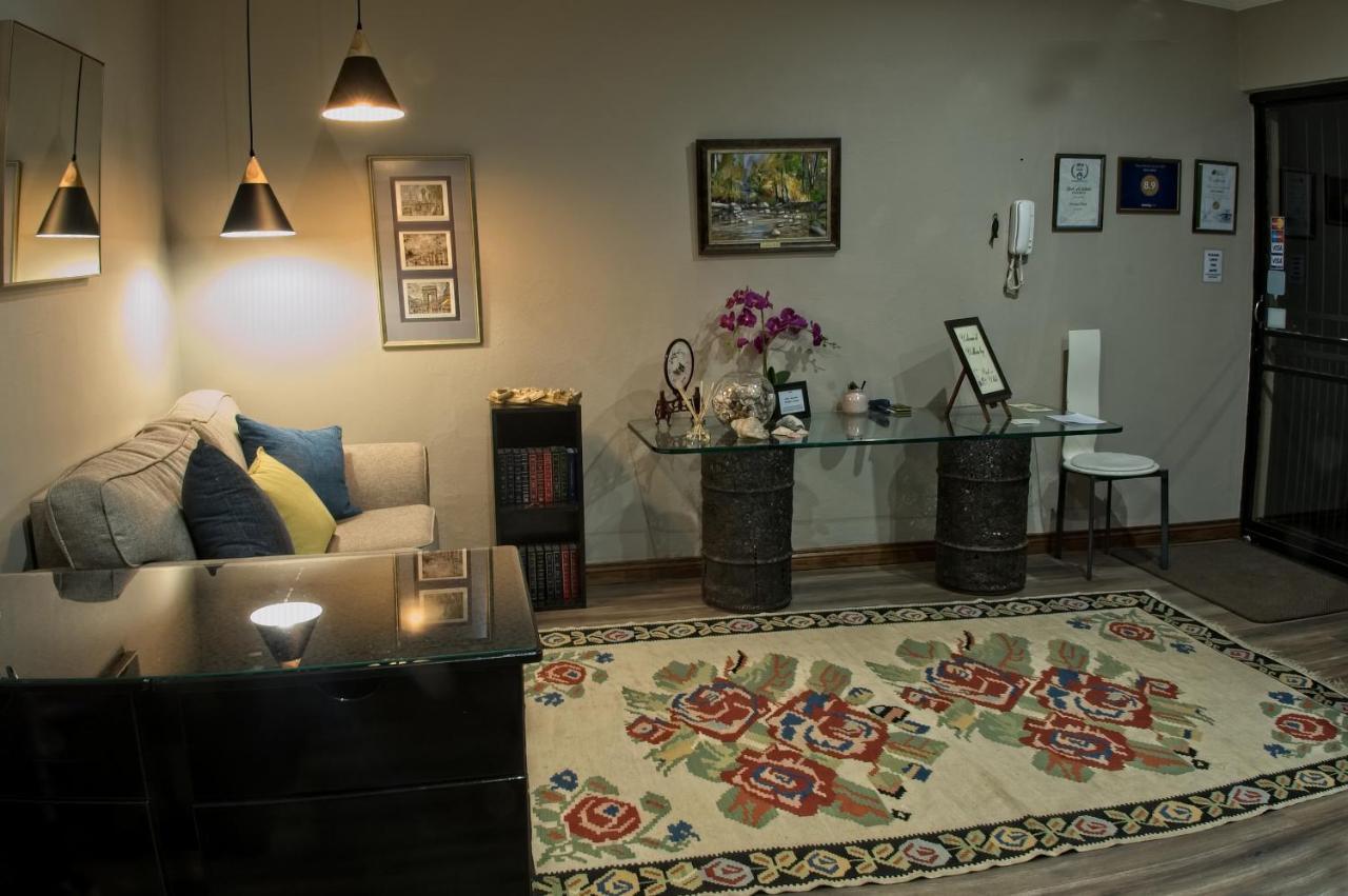 Rest-A-While Guest House - Pretoria-Noord Esterno foto