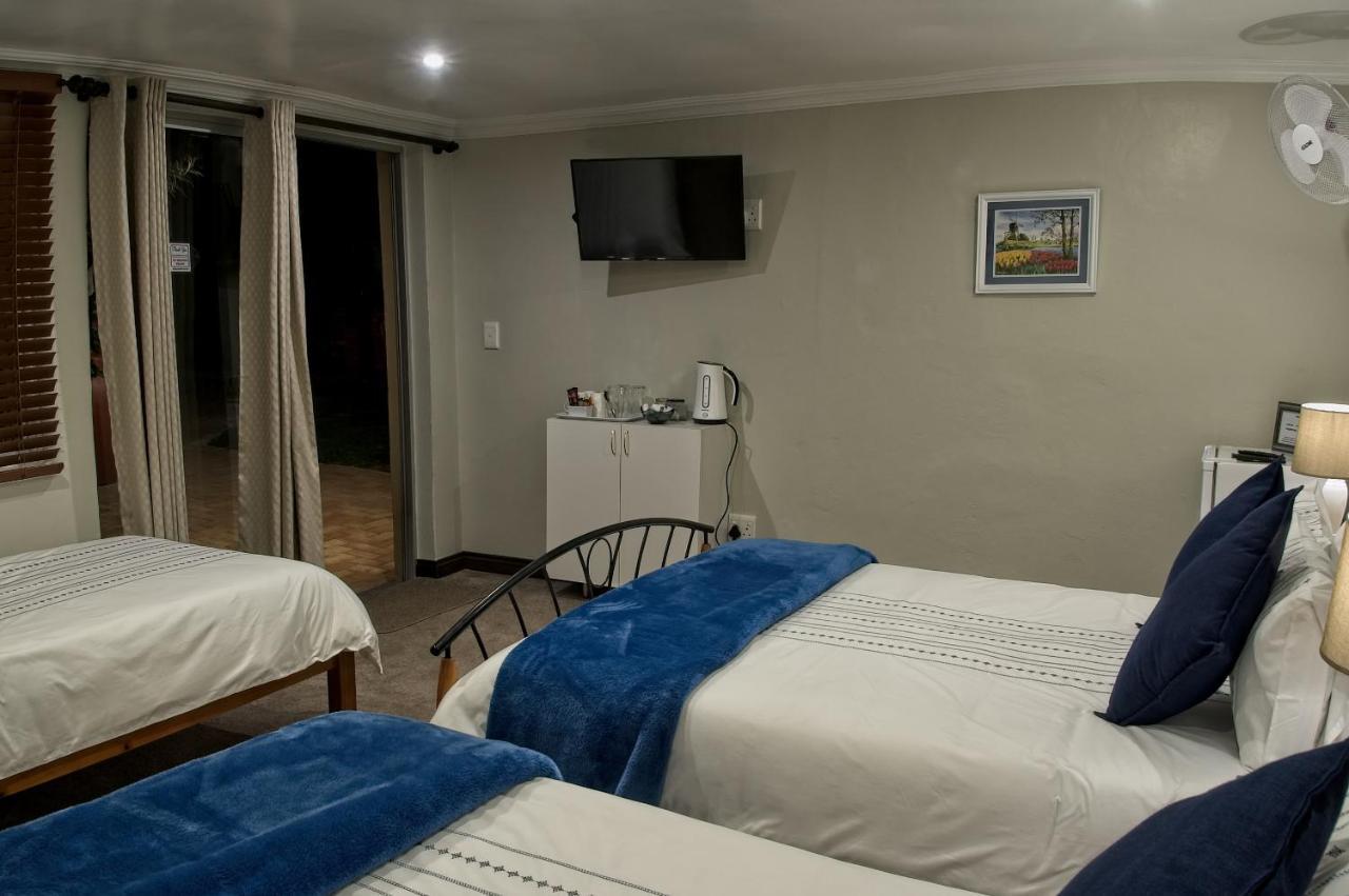 Rest-A-While Guest House - Pretoria-Noord Esterno foto